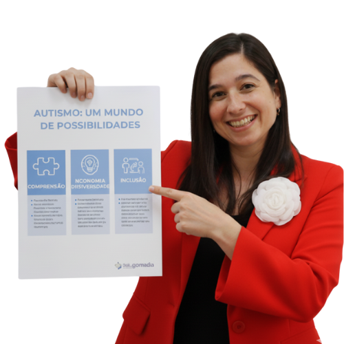 Thais mostrando um documento a câmera